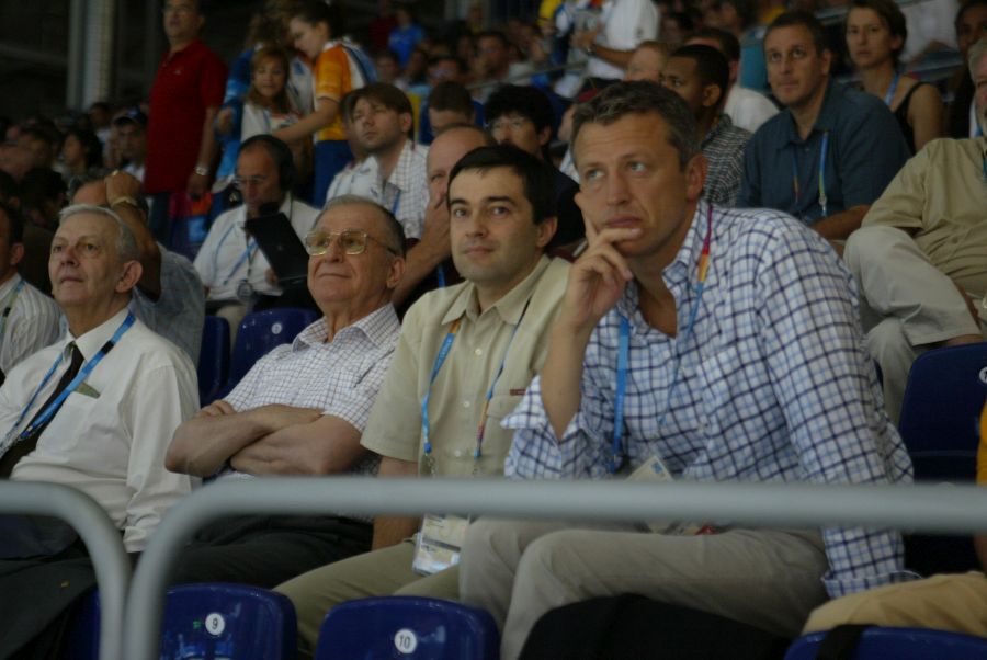 Presedintele Romaniei, Ion Iliescu a fost prezent la probele de gimnastica ale nationalei de la Jocurile Olimpice disputate la Atena 2004.