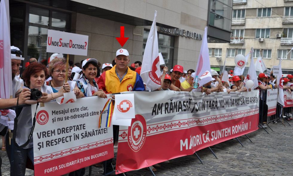  Mircea Ciocan, indicat de săgeată, la un protest Sanitas din 2015; cele din 2016 au avut legătură cu PSD Foto: Facebook / Mircea Ciocan