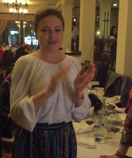 Monica Boer, la o petrecere, îmbrăcată în port popular