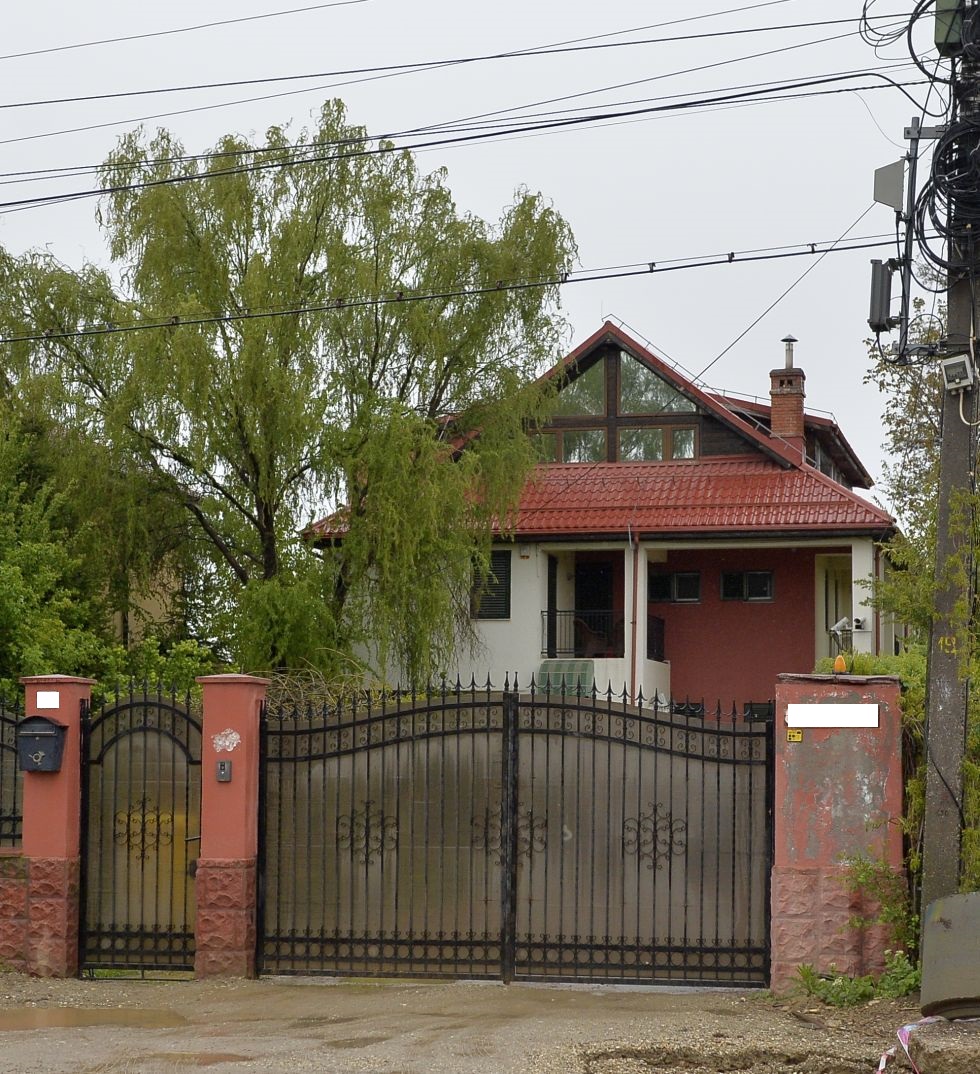 Casa numărul 1, de la intrarea în proprietatea unde stă Narcis Copcă