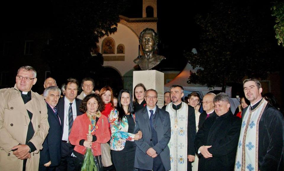 Secureanu (al doilea de la dreapta la stânga) într-o deplasare la Viena, la inaugurarea statuii lui Mihai Eminescu pe care scria numele său