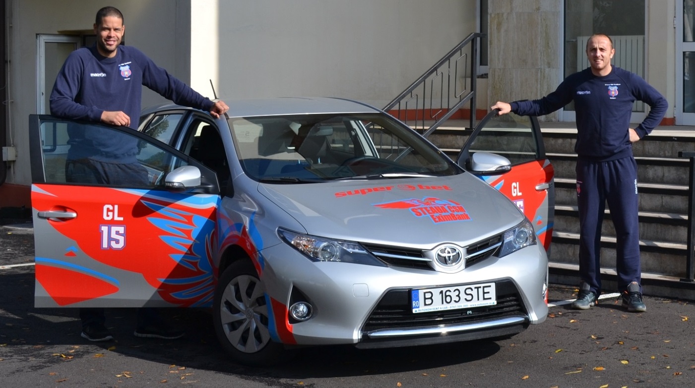 Gerald Lee (stânga) și Marko Marinovici, jucători ai CSM Steaua în 2015, alături de una dintre mașinile Toyota / foto: steauabaschet.ro