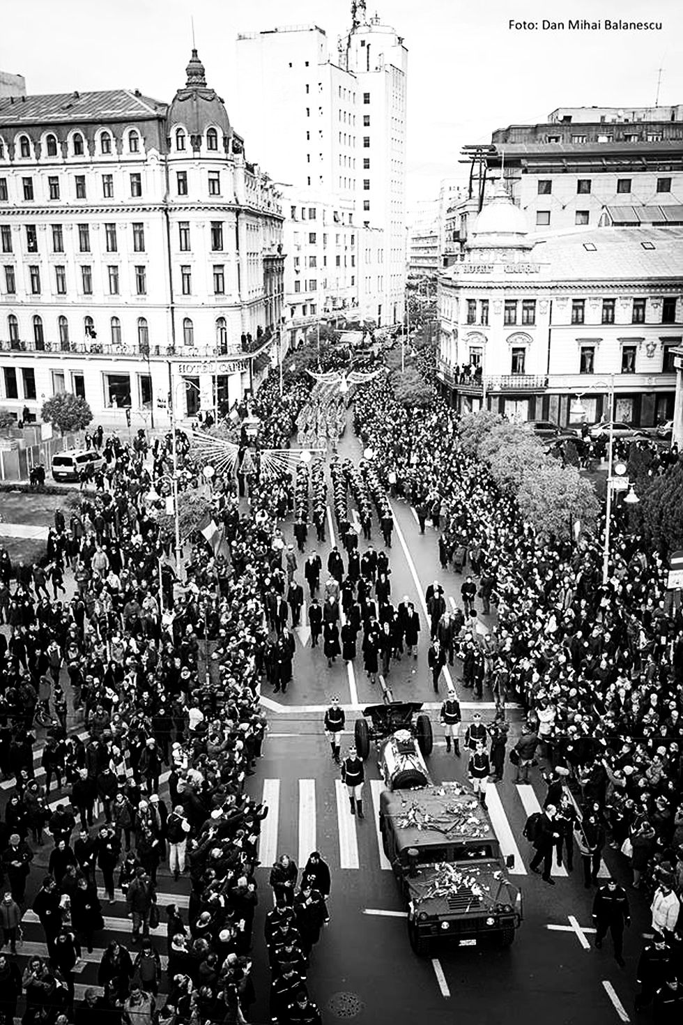 Virată în alb și negru, această fotografie a lui Dan Mihai Bălănescu arată ca o procesiune din Bucureștiul interbelic