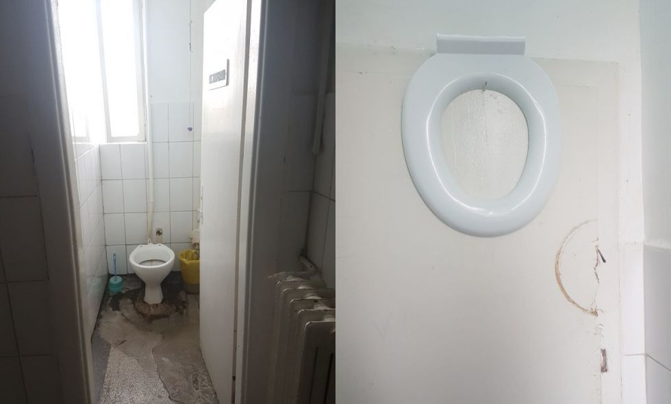 Toaletele cu capacul de la WC care este atârnat sus pe ușă, ca să fie folosit pe rând.