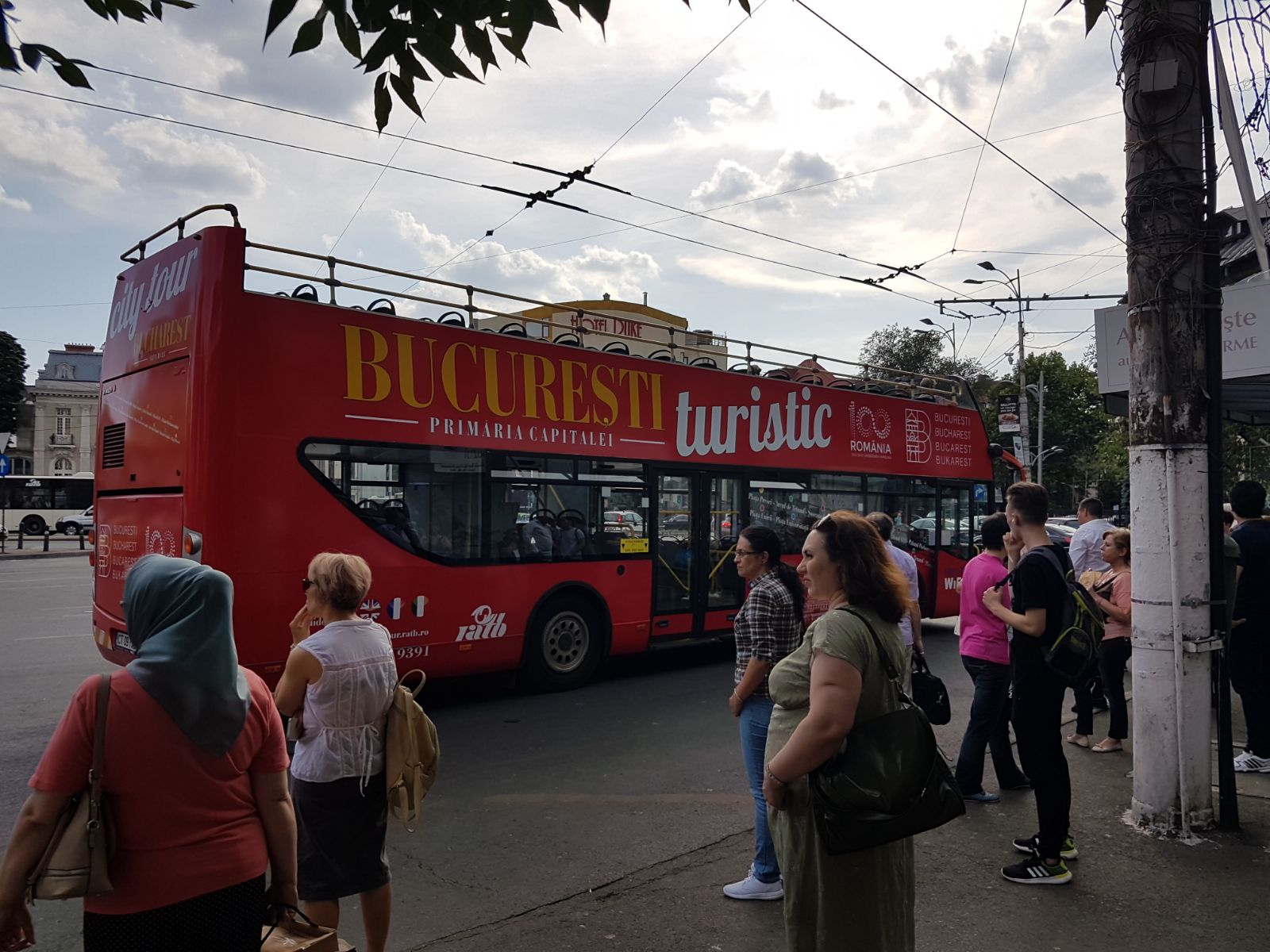 Acum câteva minute, în Piața Romană, un bus turistic