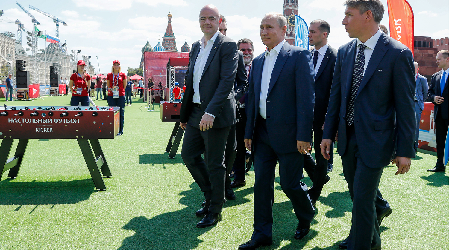 De la stânga la dreapta: Gianni Infantino, Vladimir Putin și Aleksei Sorokin, în Piața Roșie, pe timpul World Cup 2018. Foto: Gazeta.ru