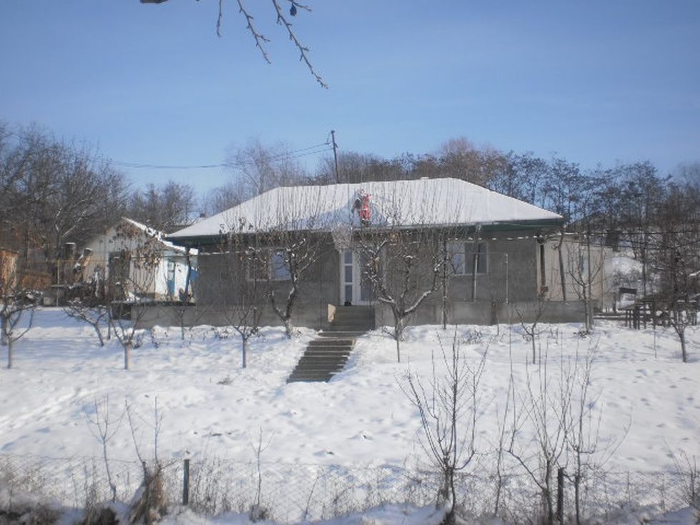 Casa modestă a familiei Olariu. Geamul camerei Anei este cel din partea stângă