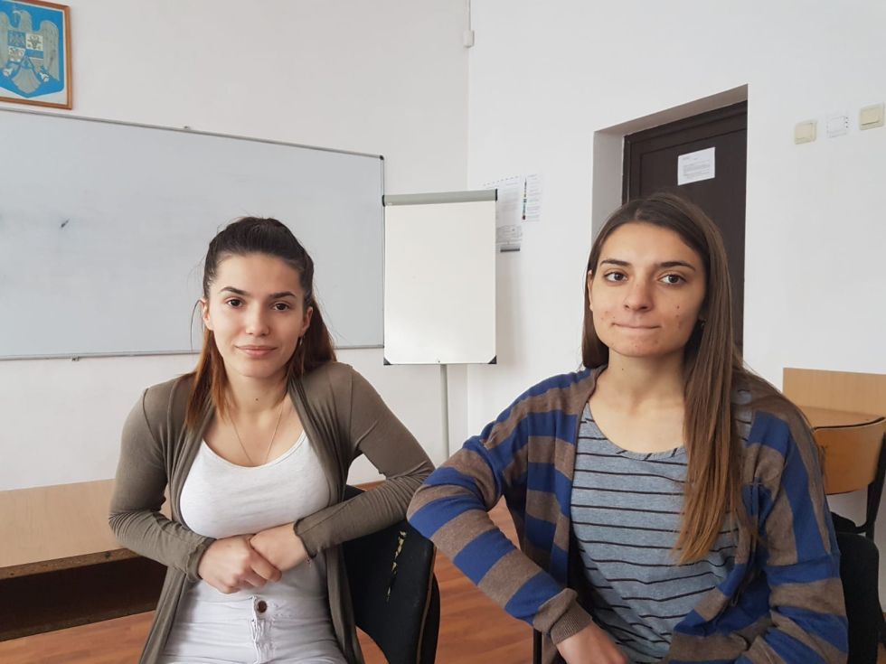 Diana Vițcu, colega de bancă, (stânga) și Alina Pintiliuc, două dintre prietenele Anei din liceu