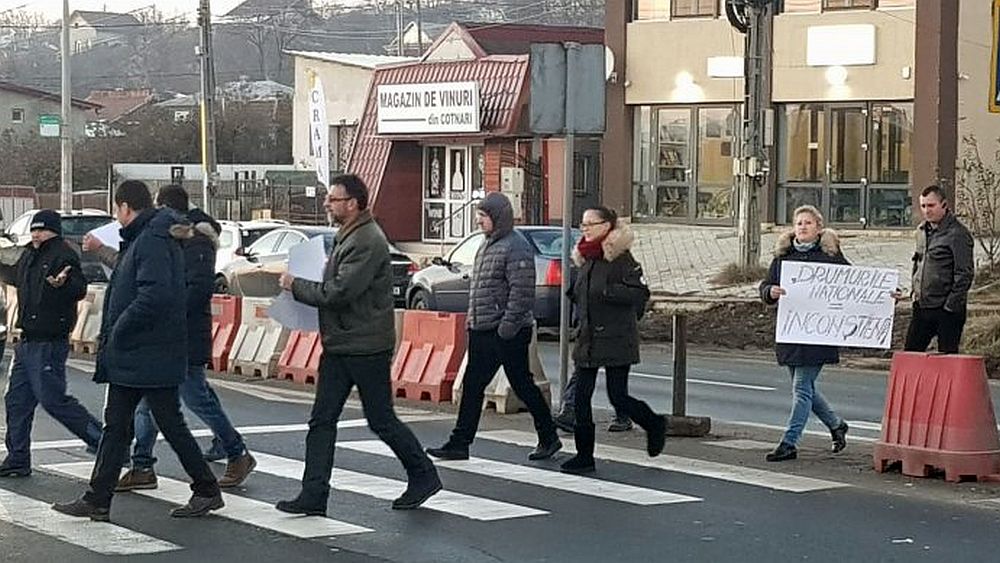Fume revolution spark Ieșenii din Valea Lupului au protestat azi împotriva autorităților, pe trecerea de pietoni unde a fost călcată Ana Maria Tănasă! Unul dintre manifestanți a venit în vestă galbenă - Cătălin Tolontan Fume revolution spark Ieșenii din Valea Lupului au protestat azi împotriva autorităților, pe trecerea de pietoni unde a fost călcată Ana Maria Tănasă! Unul dintre manifestanți a venit în vestă galbenă - Cătălin Tolontan