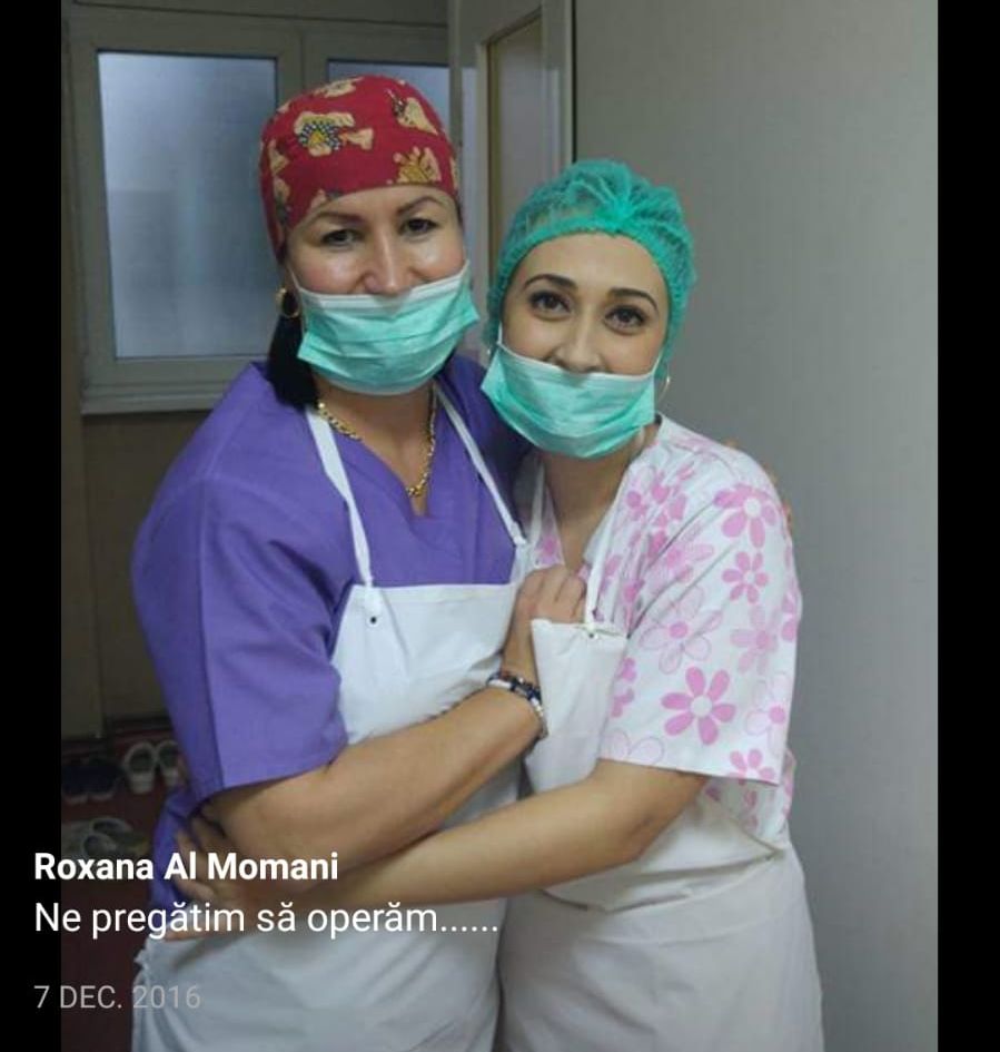 Împreună o colegă care titra pe Facebook „Ne pregătim să operăm” în 2016 