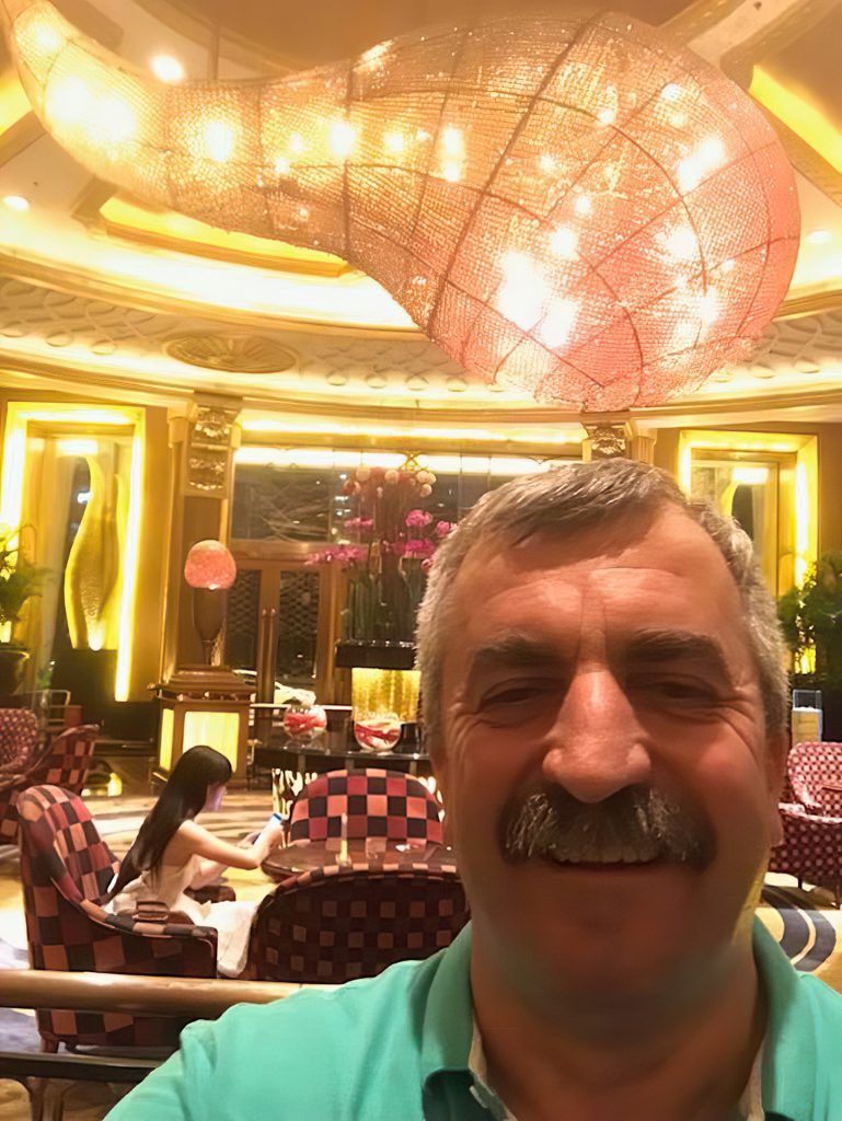 Gheorghe Chindirș, directorul Cupru Min, selfie relaxat din Asia