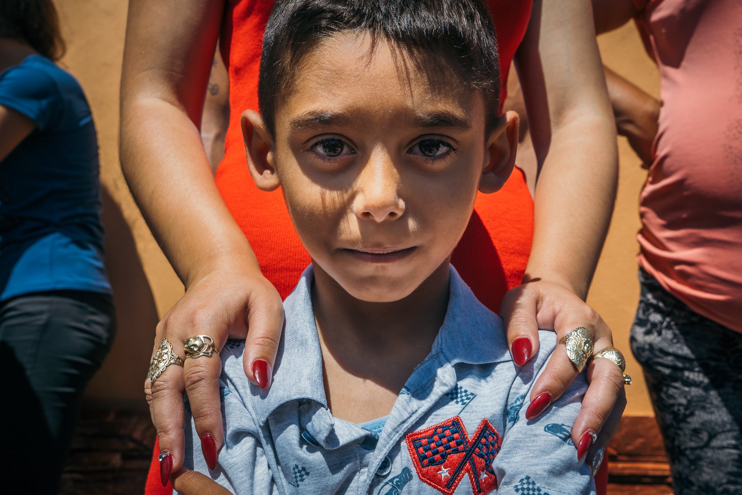 Un copil pozează pentru un portret în timpul vizitei Sanctității Sale Papa Francisc în comunitatea de romi din Blaj Foto: Andrei Pungovschi / Documentaria 