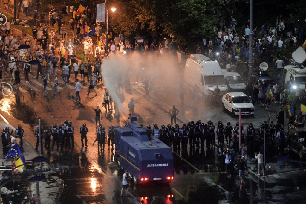 În timpul protestului din 10 august 2018, protestatarii au fost îndepărtați de sediul Guvernului cu tunul cu apa sub presiune. Foto: Hepta 