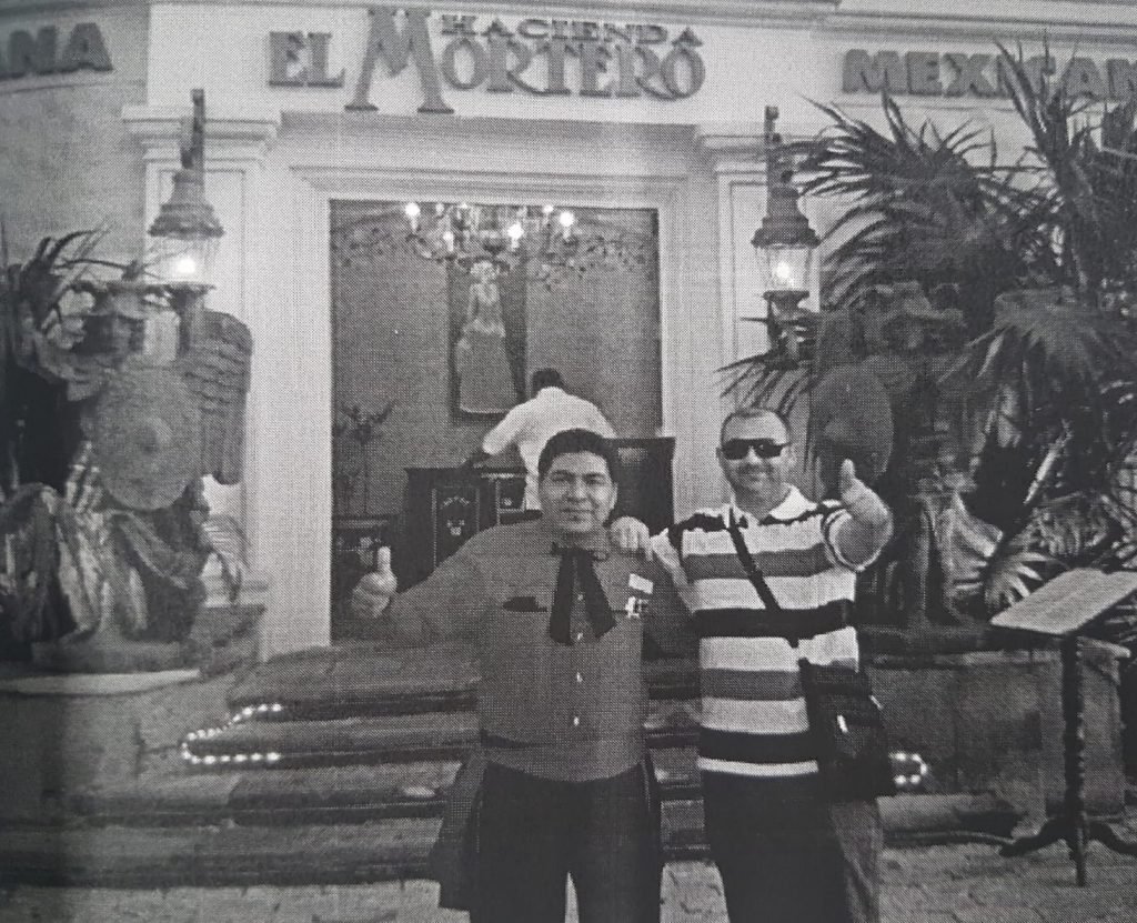 Conversations recorded by DIOCT Craiova indicate that the Romanian networks worked hand in hand with the Mexican ones. Filip Sărdaru (right), one of the clan leaders, poses next to a Mexican citizen 