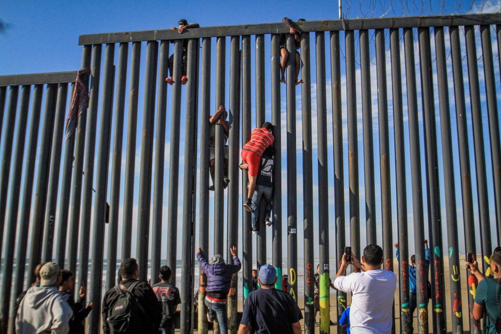 Immigrants jumping over the fence in the Tijuana area, in the Mexican state of Baja California. The spot is a favorite with Romanian traffickers, too, as, along with the Mexicans, they manage to smuggle thousands of Romanians over the border, into the USA. PHOTO: EPA 