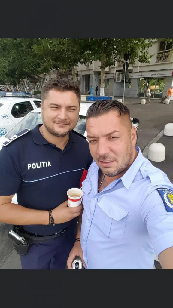 Polițistul local Dragoș Nicolae Hariga (dreapta) și polițistul Raul Jipa, de la secția 26