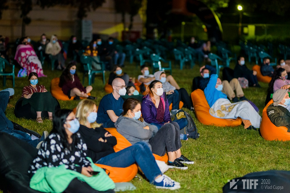 Proiecția Colectiv, 7 august 2020, Festivalul Internațional de Film Transilvania. (foto Vlad Cupșa). Publicul a purtat măști la toate spectacolele, chiar dacă derulate în aer liber și în condiții de distanță între scaune sau ”pufuri” Fotografii: Vlad Cupșa (TIFF)