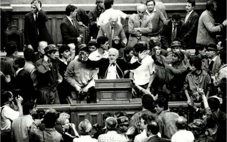 Fotografia emblematică din 26 septembrie 1991, cu Ion Rațiu la tribuna Parlamentului, înconjurat de mineri