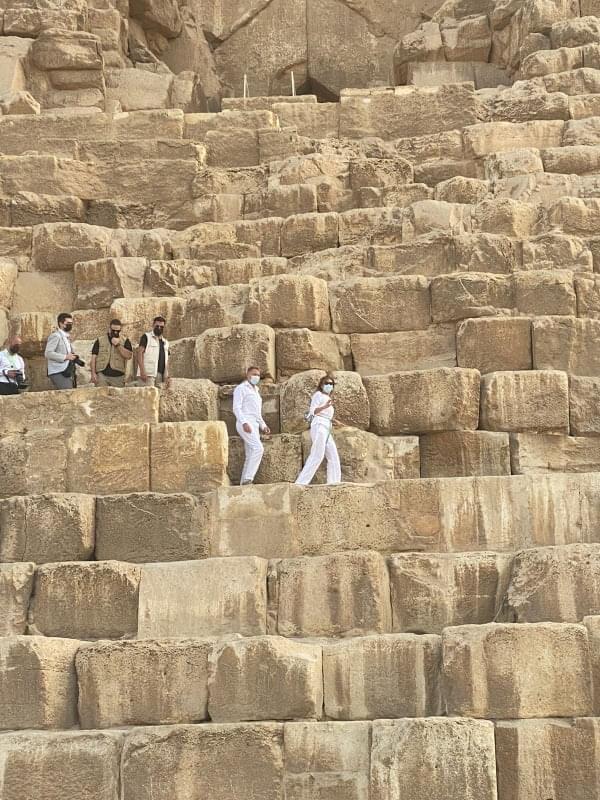 Klaus Iohannis și Carmen Iohannis au vizitat piramidele. Imagini pentru Libertatea de la un român din Egipt 