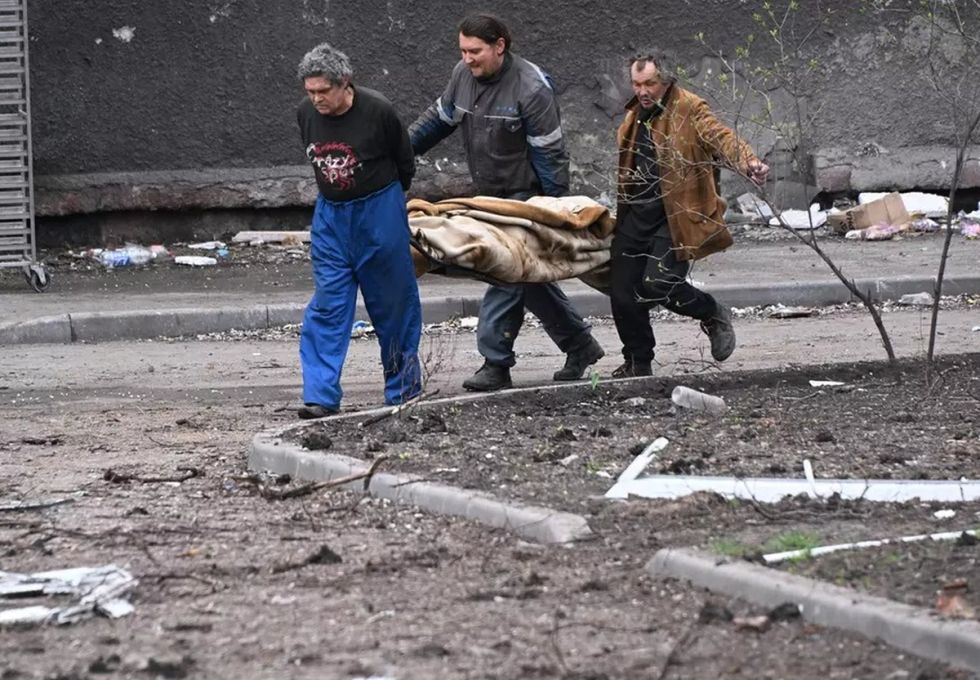 Localnicii strâng trupurile neînsuflețite ale rudelor și vecinilor de pe stradă și le îngroapă | Foto: Profimedia