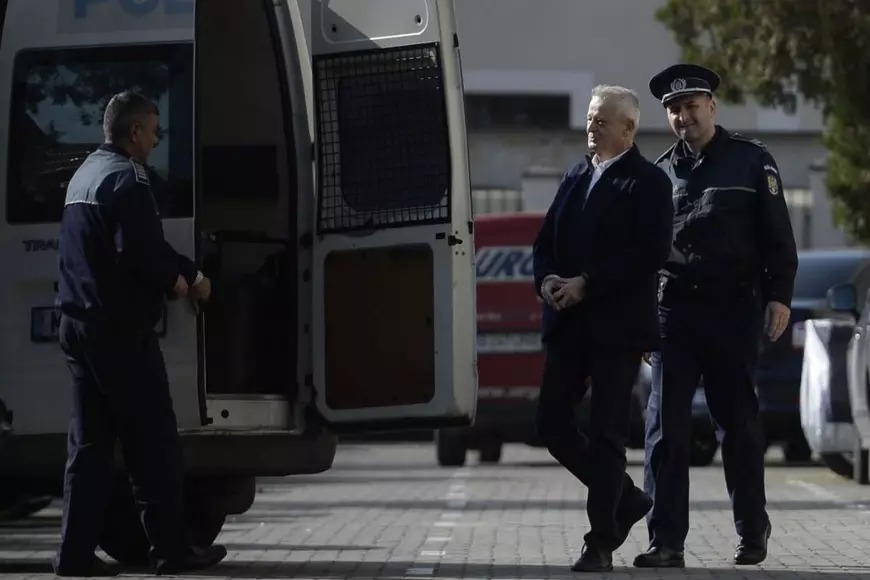 Fostul primar al Capitalei, Sorin Oprescu, plecând de la DNA în stare de reținere, după ce a fost audiat de procurori, în octombrie 2015 | Foto: Inquam Photos/ Octav Ganea