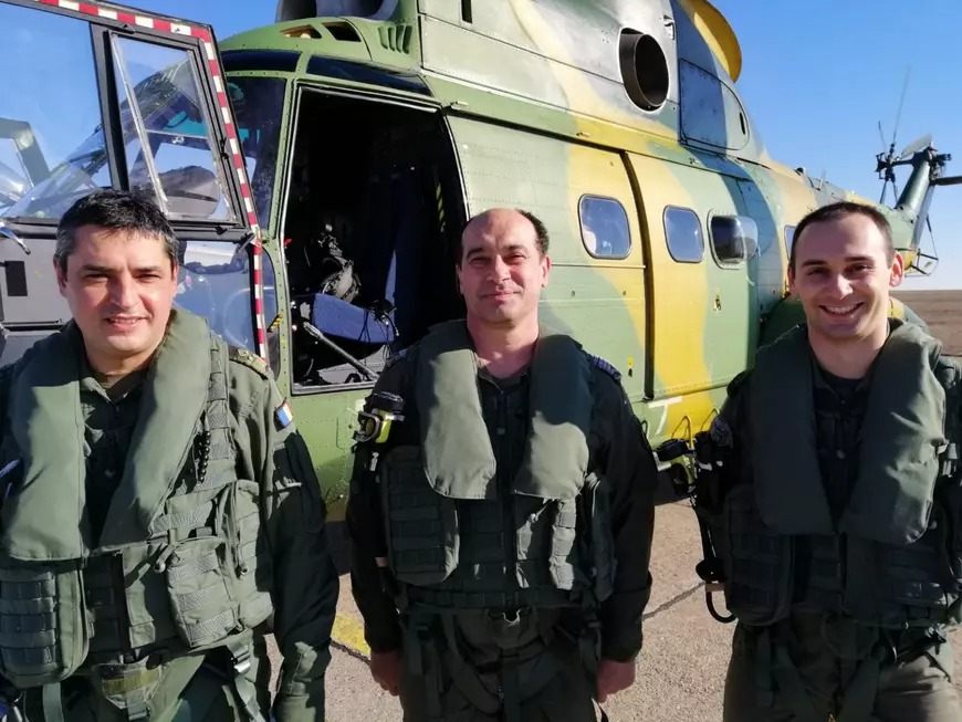 Echipajul elicopterului IAR 330 Puma: pilotul Florin Bogdan (stânga), maistrul militar Gelu Banu (centru) și copilotul Sorin Pătrașcu (dreapta)