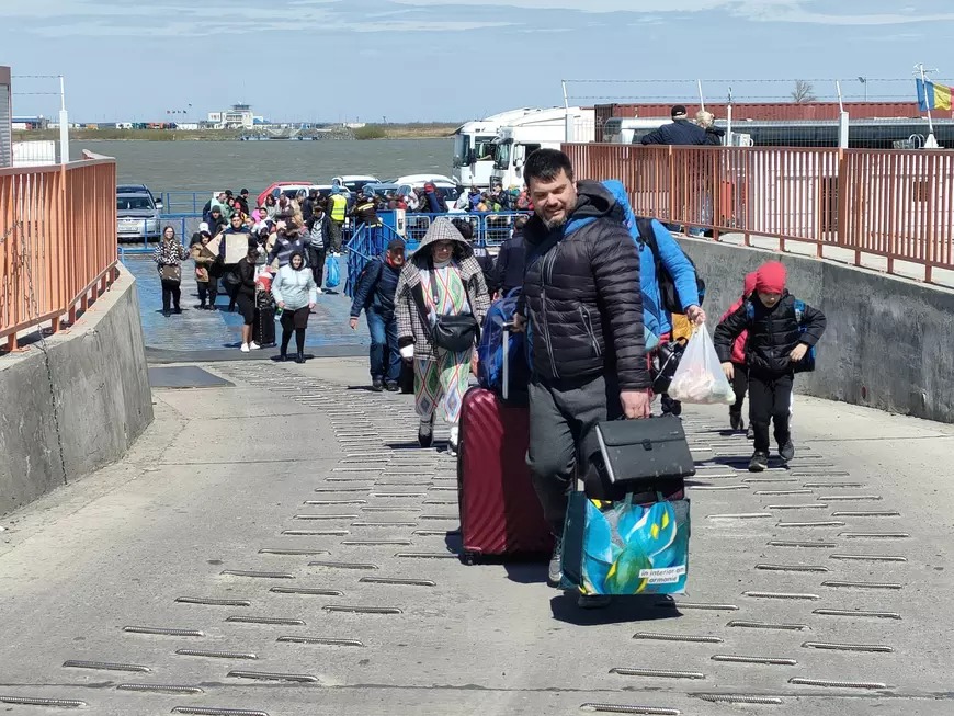 Refugiați din Ucraina, în punctul de trecere a frontierei din orașul tulcean Isaccea. Foto: Agerpres