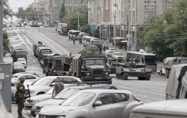 Vehiculele militare ale mercenarilor Wagner sunt surprinse în Rostov, 24 iunie 2023. Foto: Profimedia 