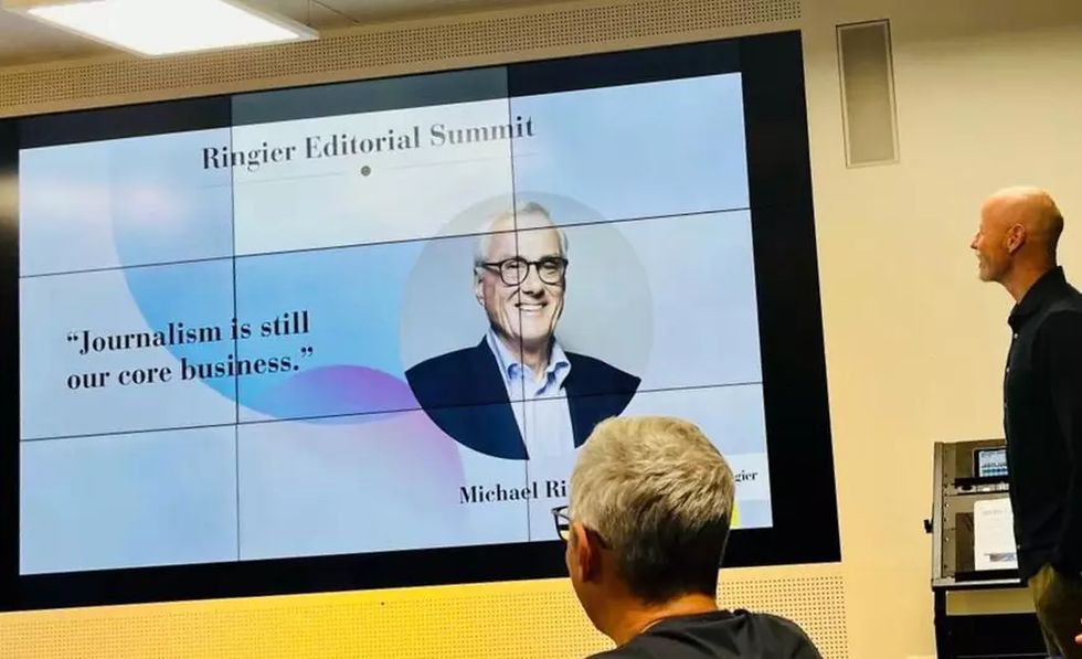 4 septembrie 2023, Zurich: Marc Walder, CEO Ringier România (dreapta), privește un citat din discursul lui Michael Ringier la Editorial Summit: „Jurnalismul este activitatea noastră de bază”