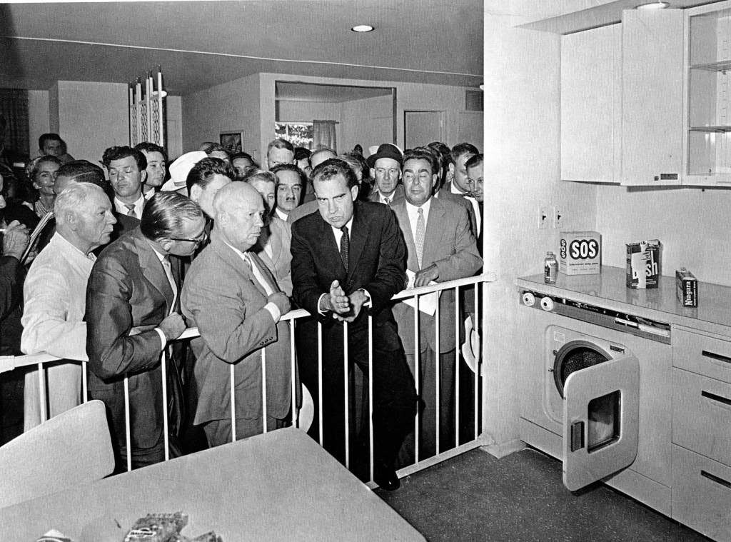 Nixon și Hrușciov la expoziția internațională de la Moscova, în timpul „dezbaterii din bucătărie”, 24 iulie 1959. Foto: AP / Profimedia