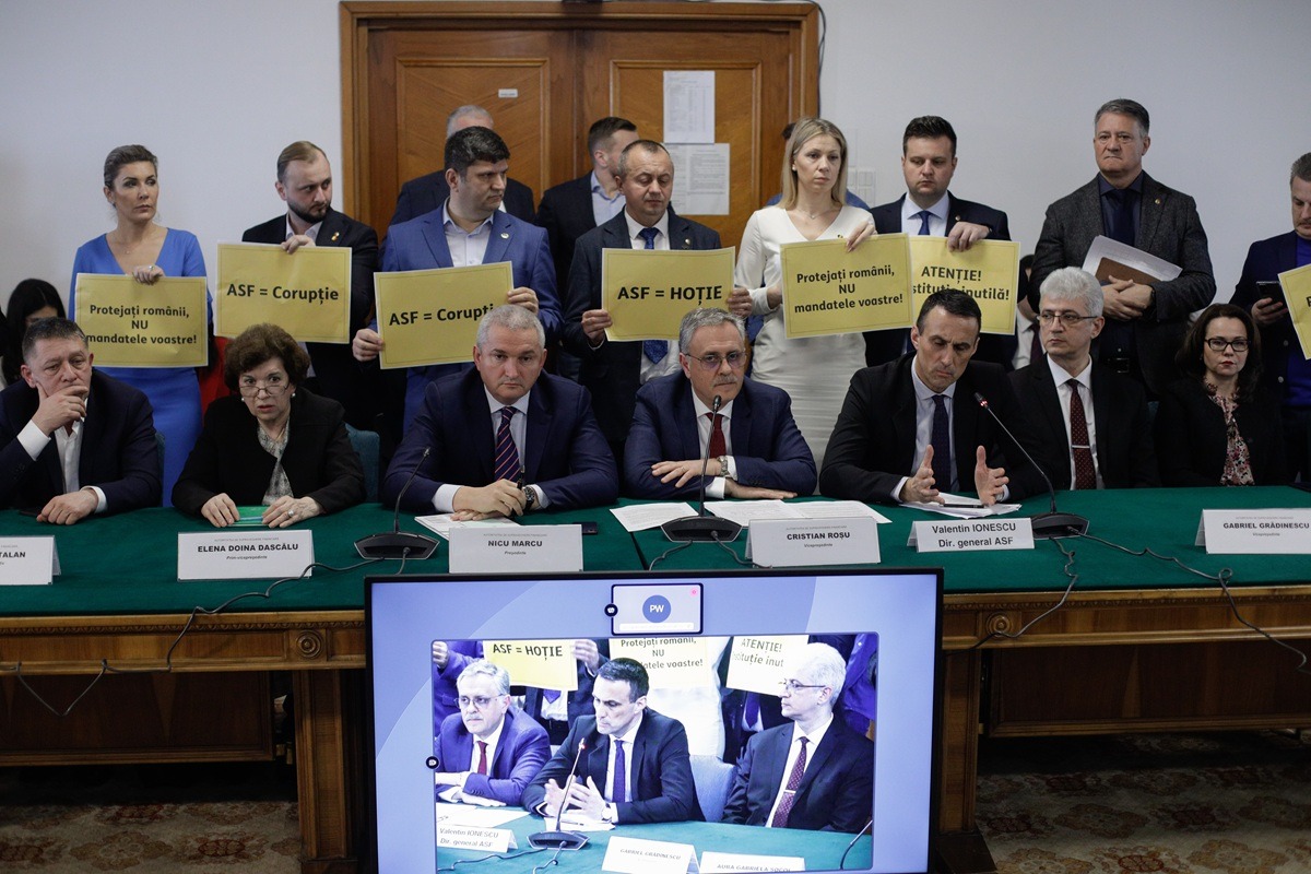 Conducerea ASF, audiată în Parlament în martie 2023 după falimentul Euroins. Parlamentarii AUR sunt cei care i-au ”îngînat” pe șefii ASF, cu afișe prin care au protestat. Inquam Photos / George Călin